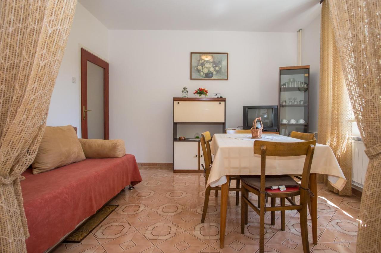 Garden View Apartment In Porec For 2 - 4 Persons Luaran gambar